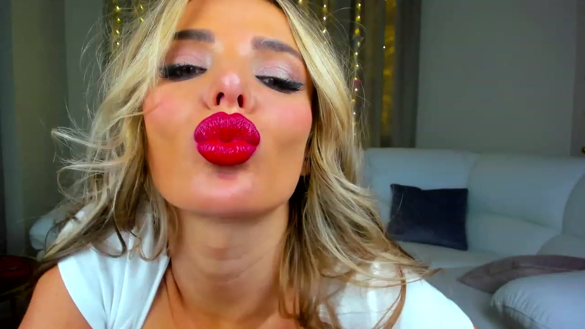 Gallery image thumbnail from ChloeJakson's myfreecams stream on, 12/25/2022, 17:35 image 16 of 20