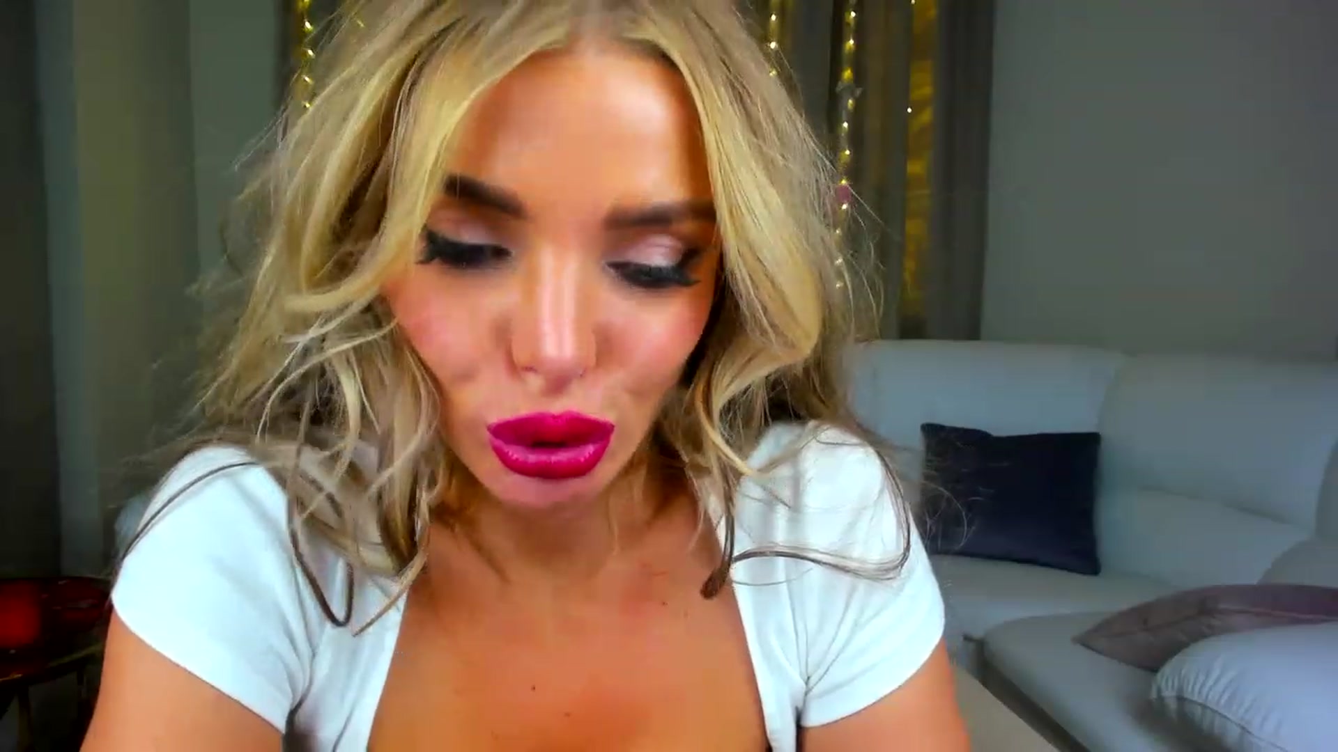 Gallery image thumbnail from ChloeJakson's myfreecams stream on, 12/25/2022, 19:46 image 13 of 20