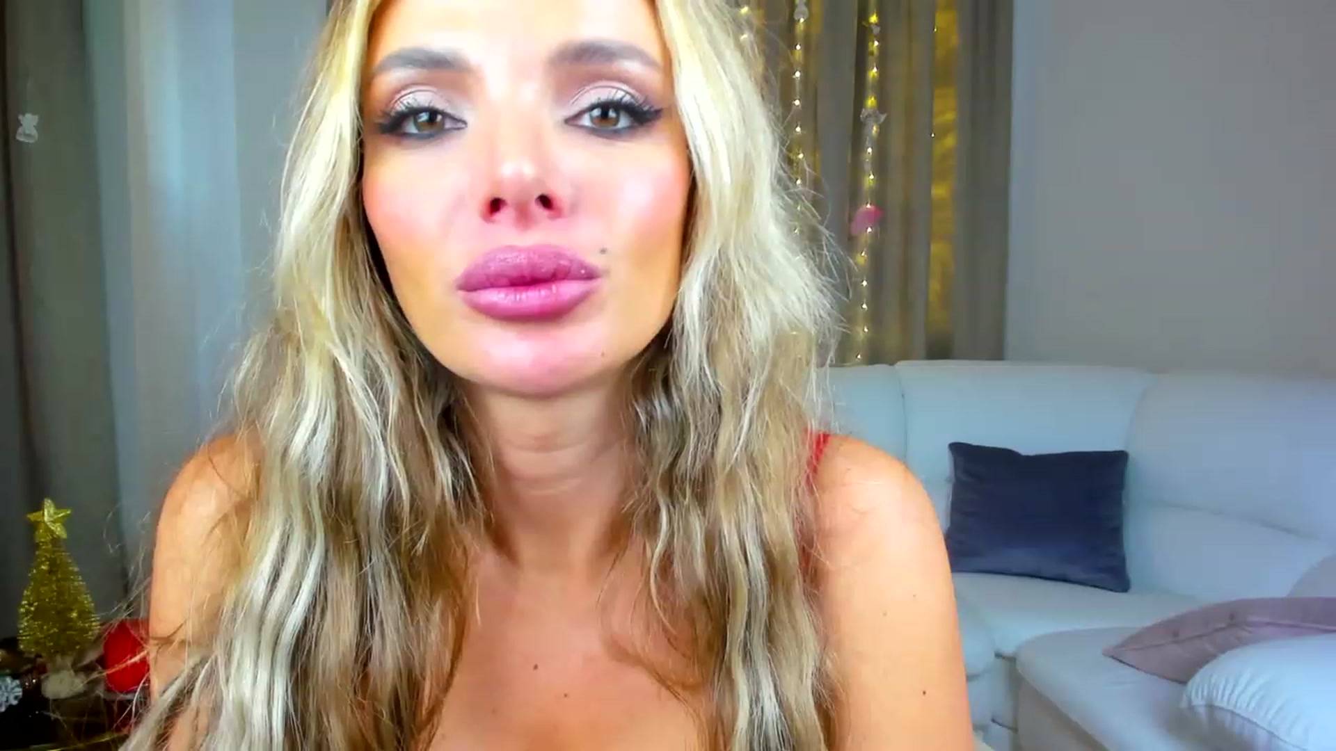Gallery image thumbnail from ChloeJakson's myfreecams stream on, 12/26/2022, 11:30 image 10 of 20