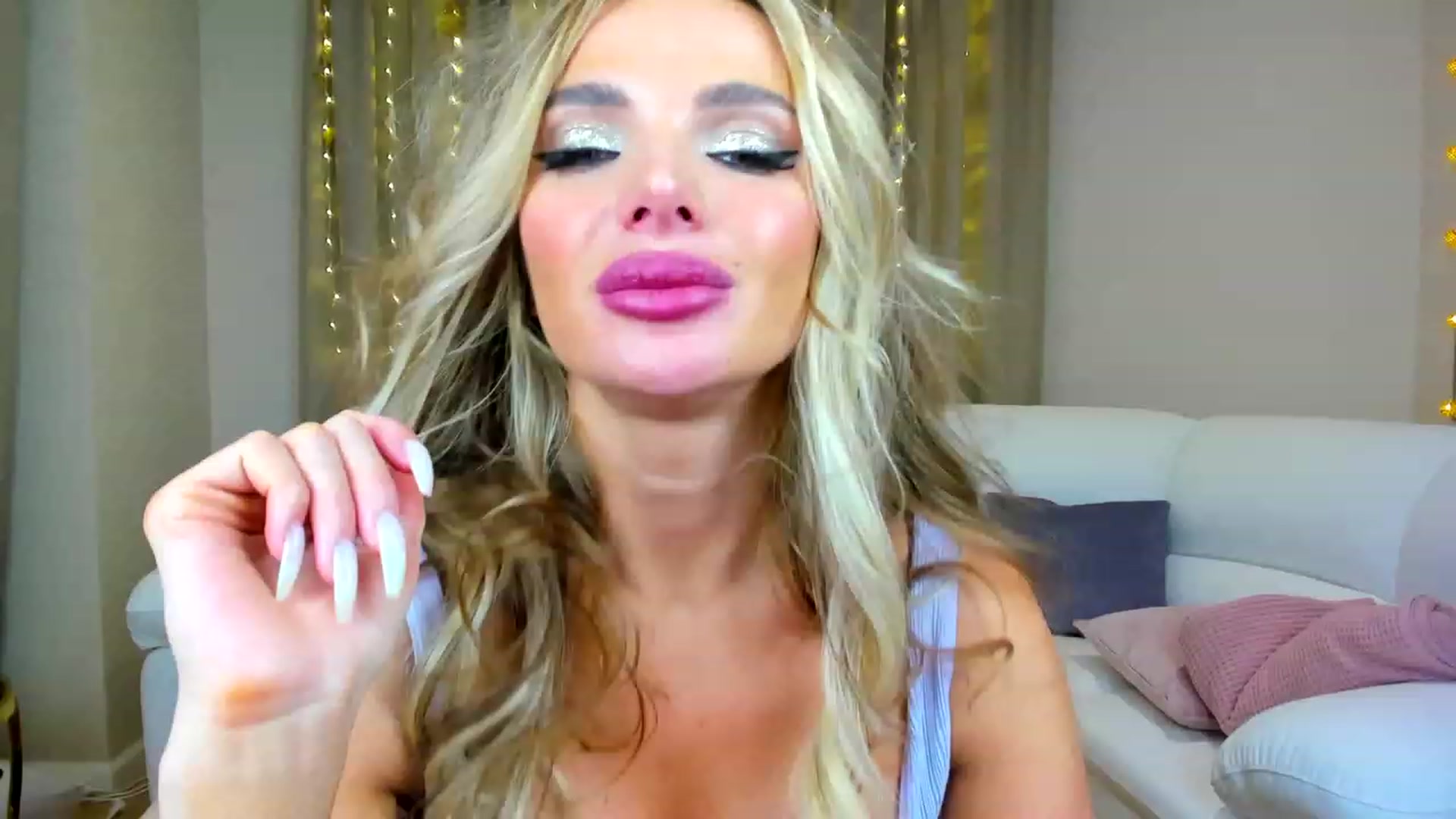Gallery image thumbnail from ChloeJakson's myfreecams stream on, 01/07/2023, 19:06 image 3 of 20