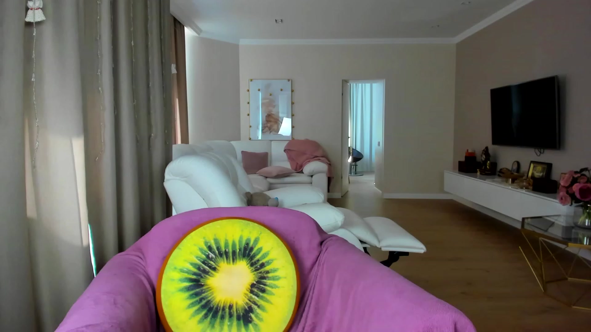 Gallery image thumbnail from ChloeJakson's myfreecams stream on, 05/01/2023, 12:28 image 10 of 20