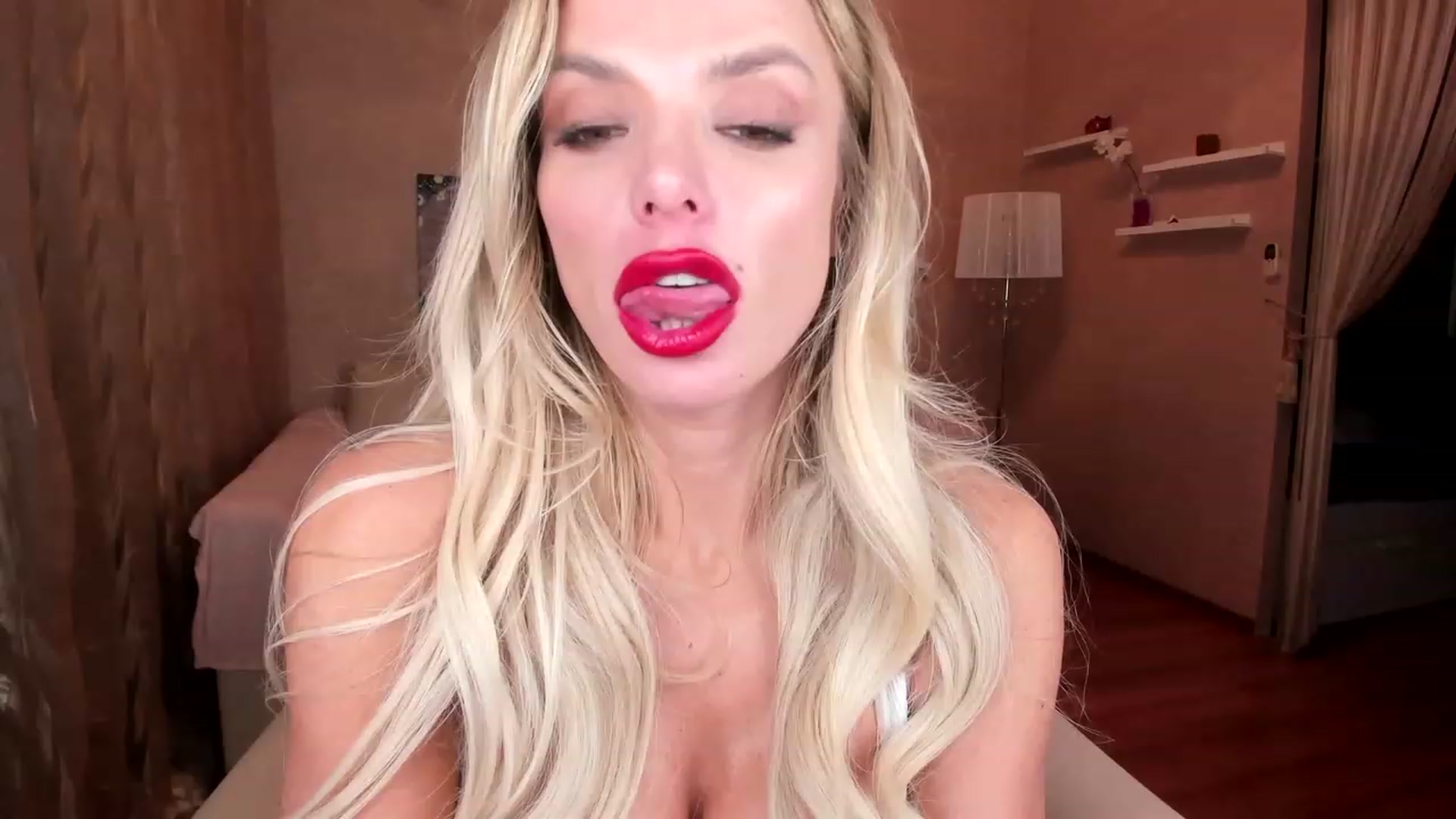 Gallery image thumbnail from ChloeJakson's myfreecams stream on, 12/25/2023, 14:55 image 11 of 20