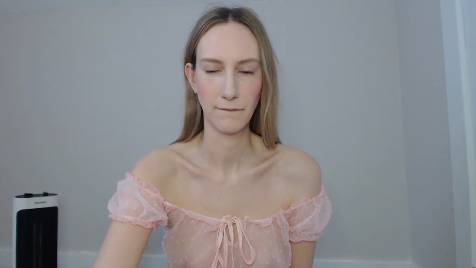 Gallery image thumbnail from ChloeMadden's myfreecams stream on, 04/06/2024, 20:19 image 15 of 20