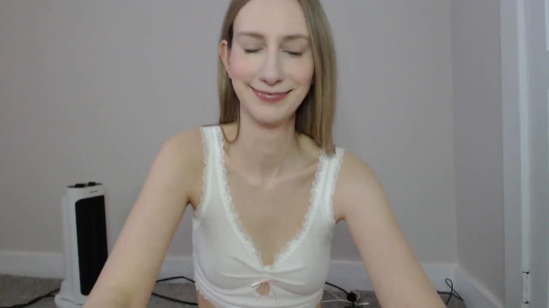 Gallery image thumbnail from ChloeMadden's myfreecams stream on, 04/10/2024, 24:00 image 7 of 20