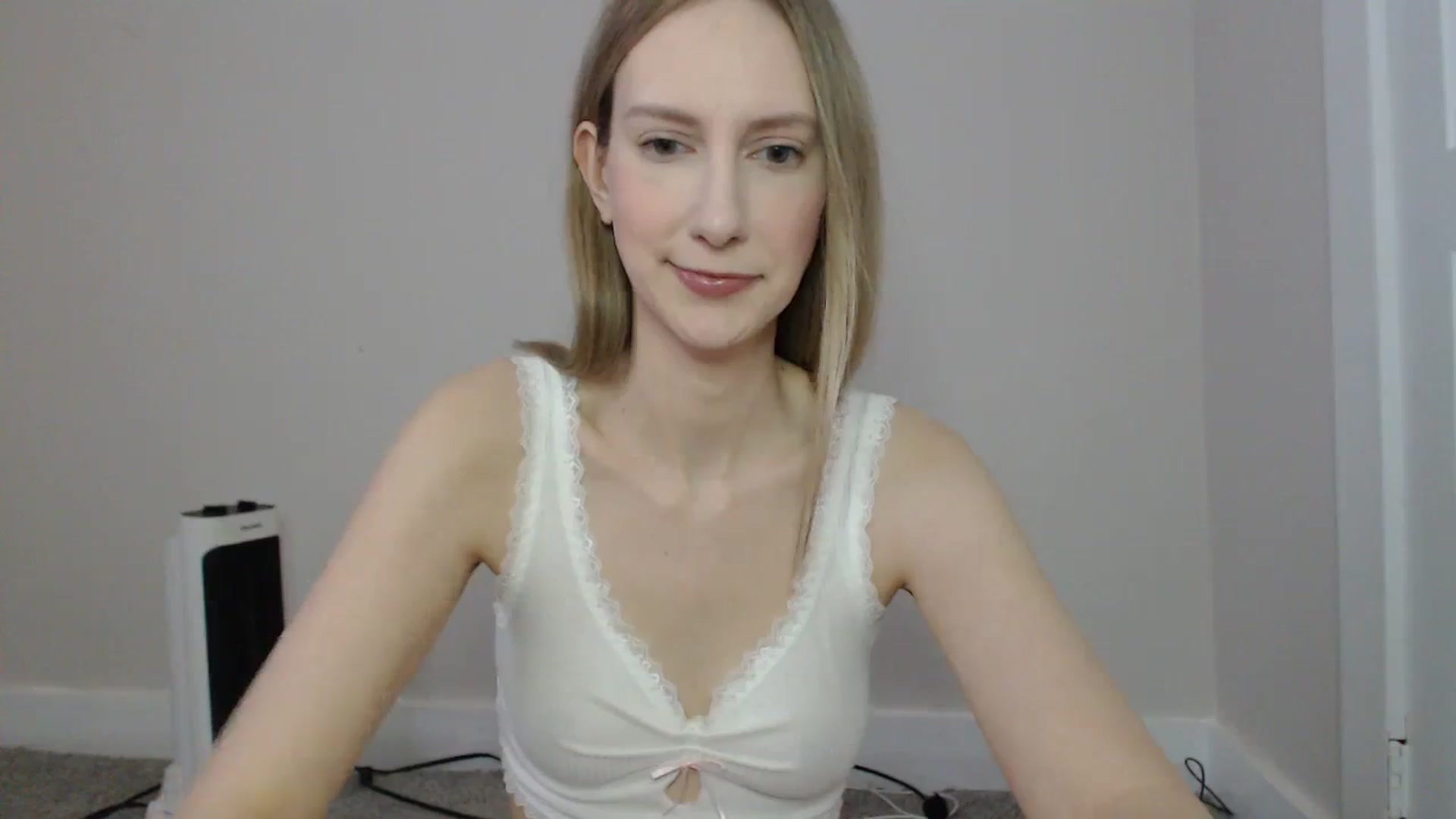 Gallery image thumbnail from ChloeMadden's myfreecams stream on, 04/10/2024, 24:00 image 16 of 20