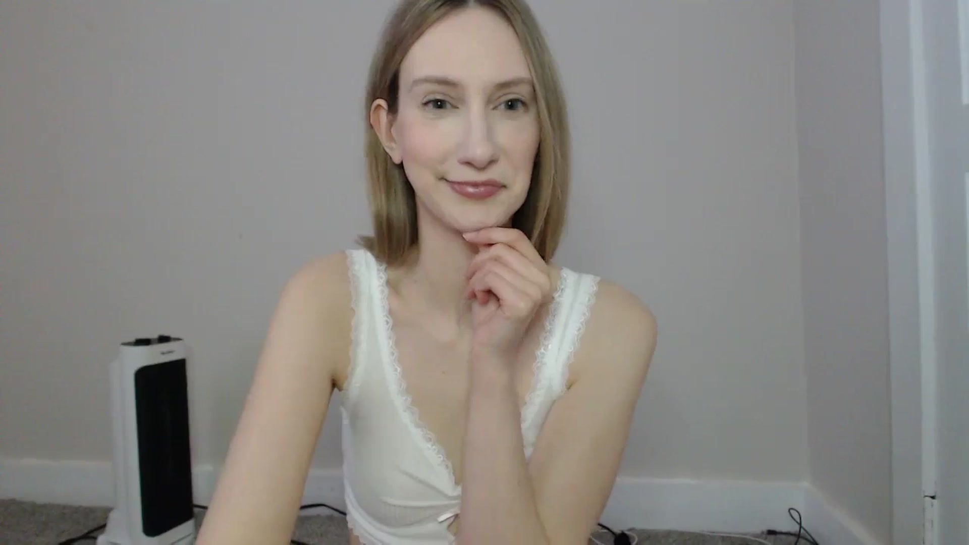 Gallery image thumbnail from ChloeMadden's myfreecams stream on, 04/10/2024, 24:00 image 15 of 20