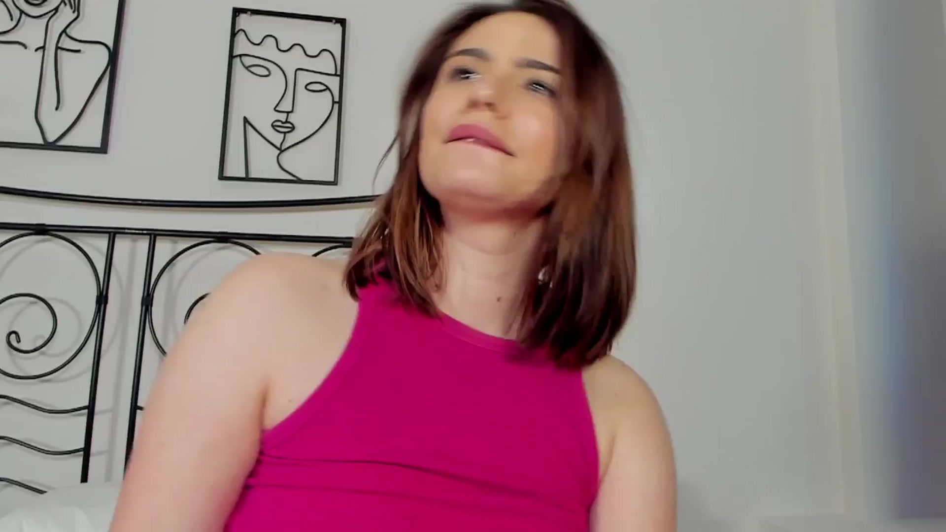 Gallery image thumbnail from ChloeMiles's myfreecams stream on, 05/29/2024, 14:44 image 15 of 20
