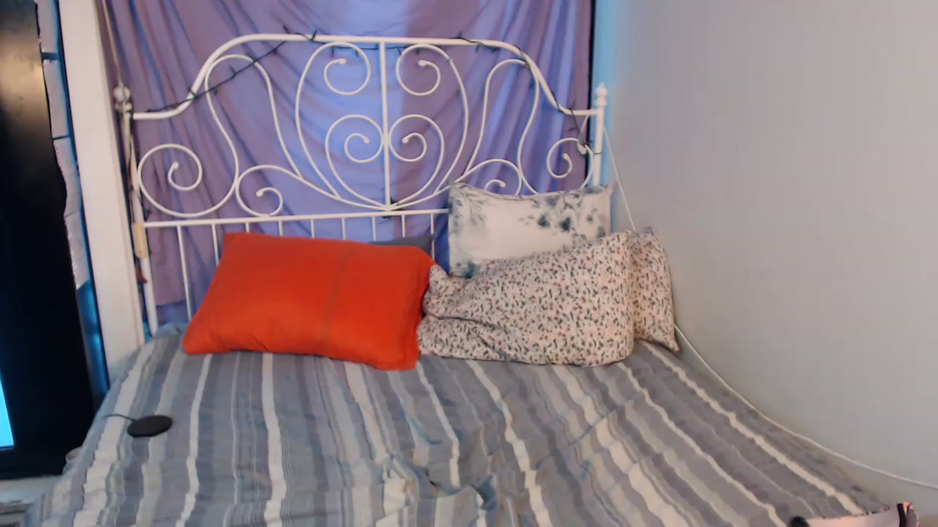 Gallery image thumbnail from ChloeNightxo's myfreecams stream on, 12/23/2022, 24:14 image 5 of 20