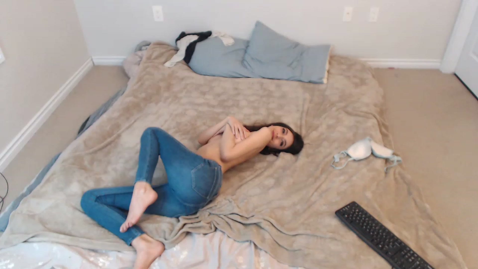 Gallery image thumbnail from ChloeNightxo's myfreecams stream on, 03/13/2023, 10:56 image 12 of 20