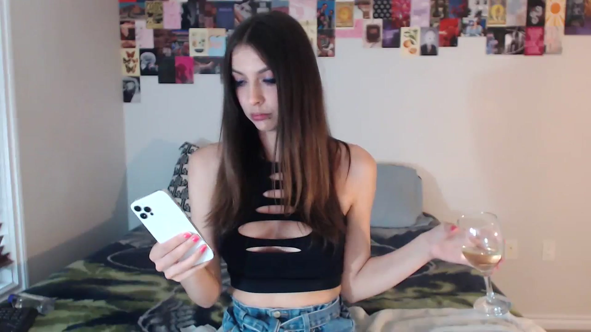 Gallery image thumbnail from ChloeNightxo's myfreecams stream on, 08/18/2023, 01:40 image 7 of 20