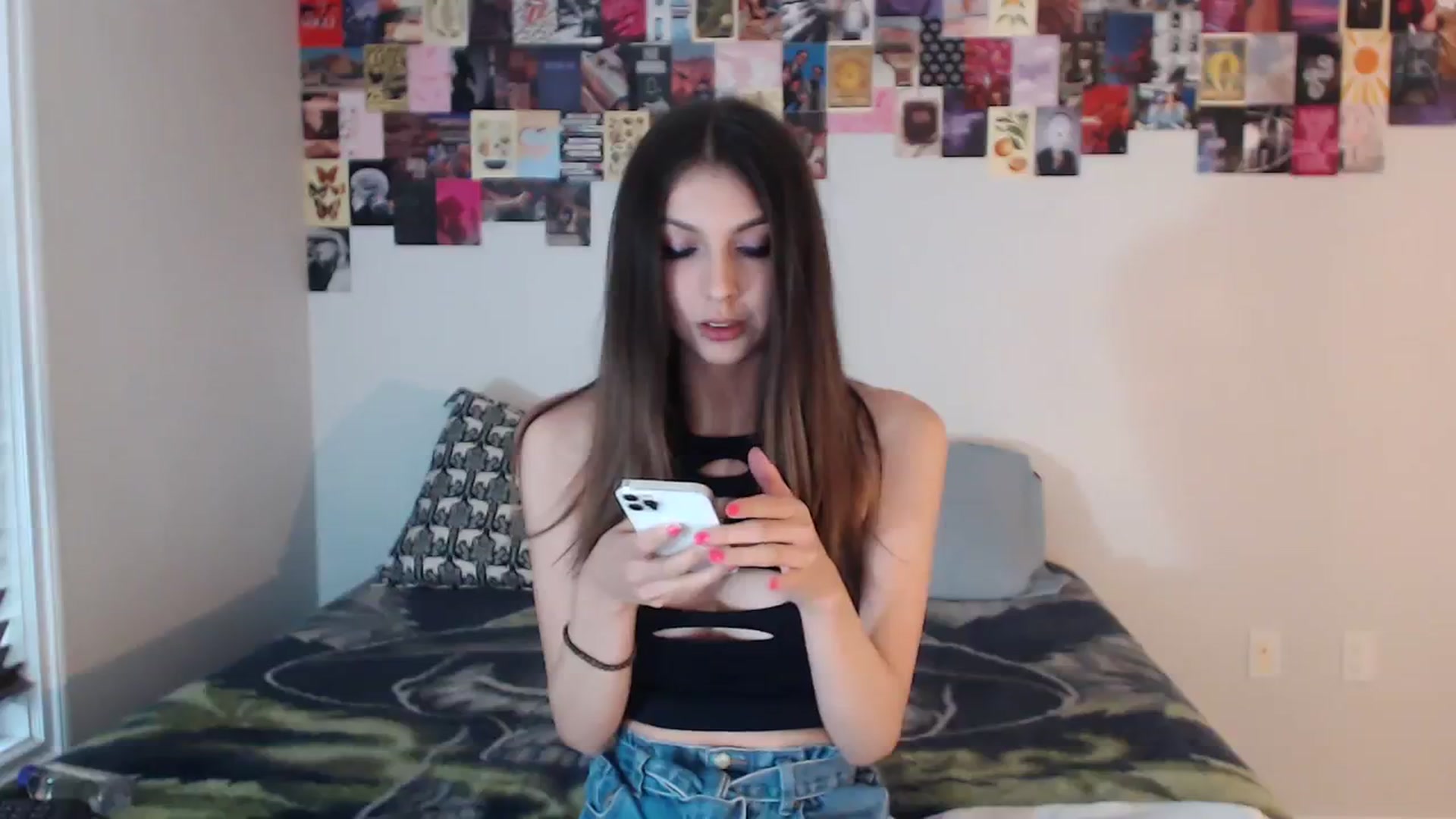 Gallery image thumbnail from ChloeNightxo's myfreecams stream on, 08/18/2023, 01:40 image 3 of 20