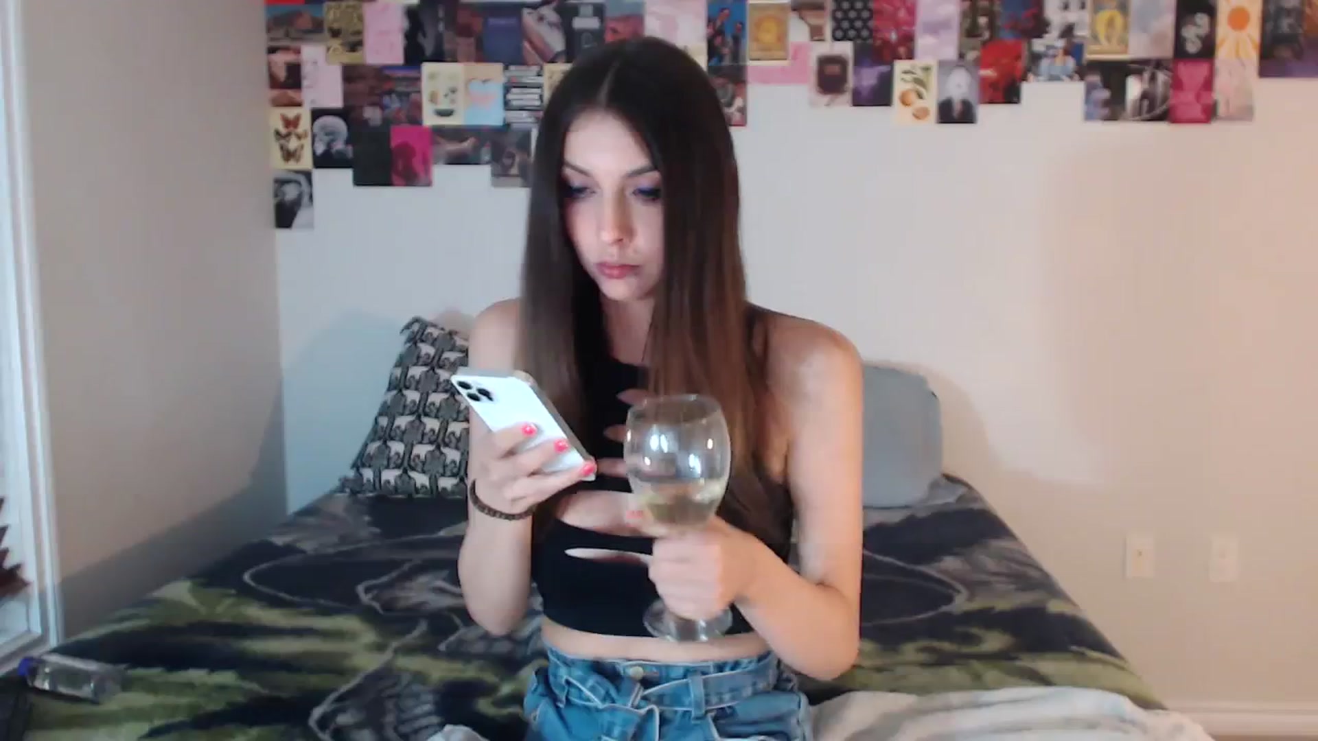 Gallery image thumbnail from ChloeNightxo's myfreecams stream on, 08/18/2023, 01:40 image 20 of 20