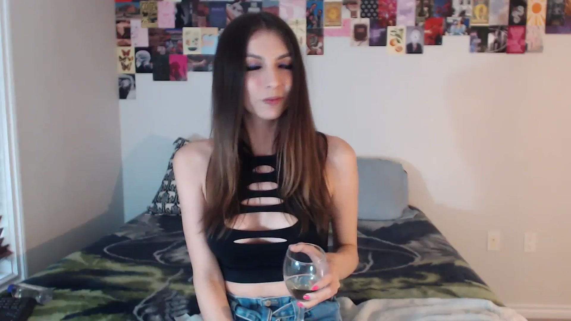 Gallery image thumbnail from ChloeNightxo's myfreecams stream on, 08/18/2023, 01:40 image 6 of 20