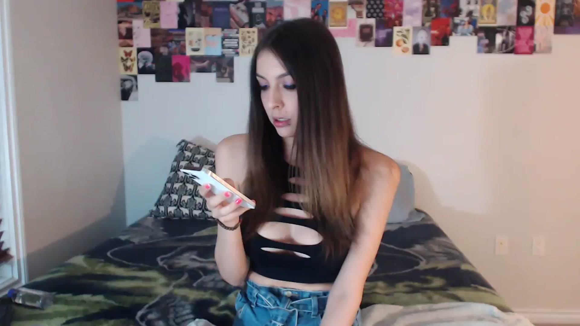 Gallery image thumbnail from ChloeNightxo's myfreecams stream on, 08/18/2023, 01:40 image 17 of 20