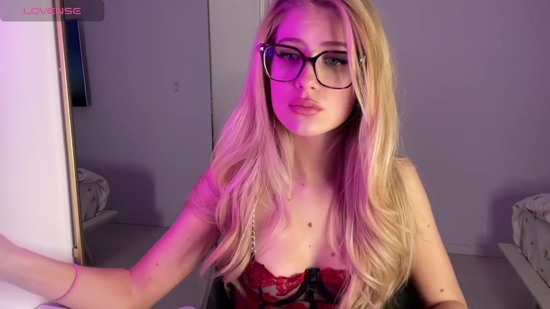 Gallery image thumbnail from ChloeSibelle's myfreecams stream on, 03/27/2024, 02:23 image 15 of 20