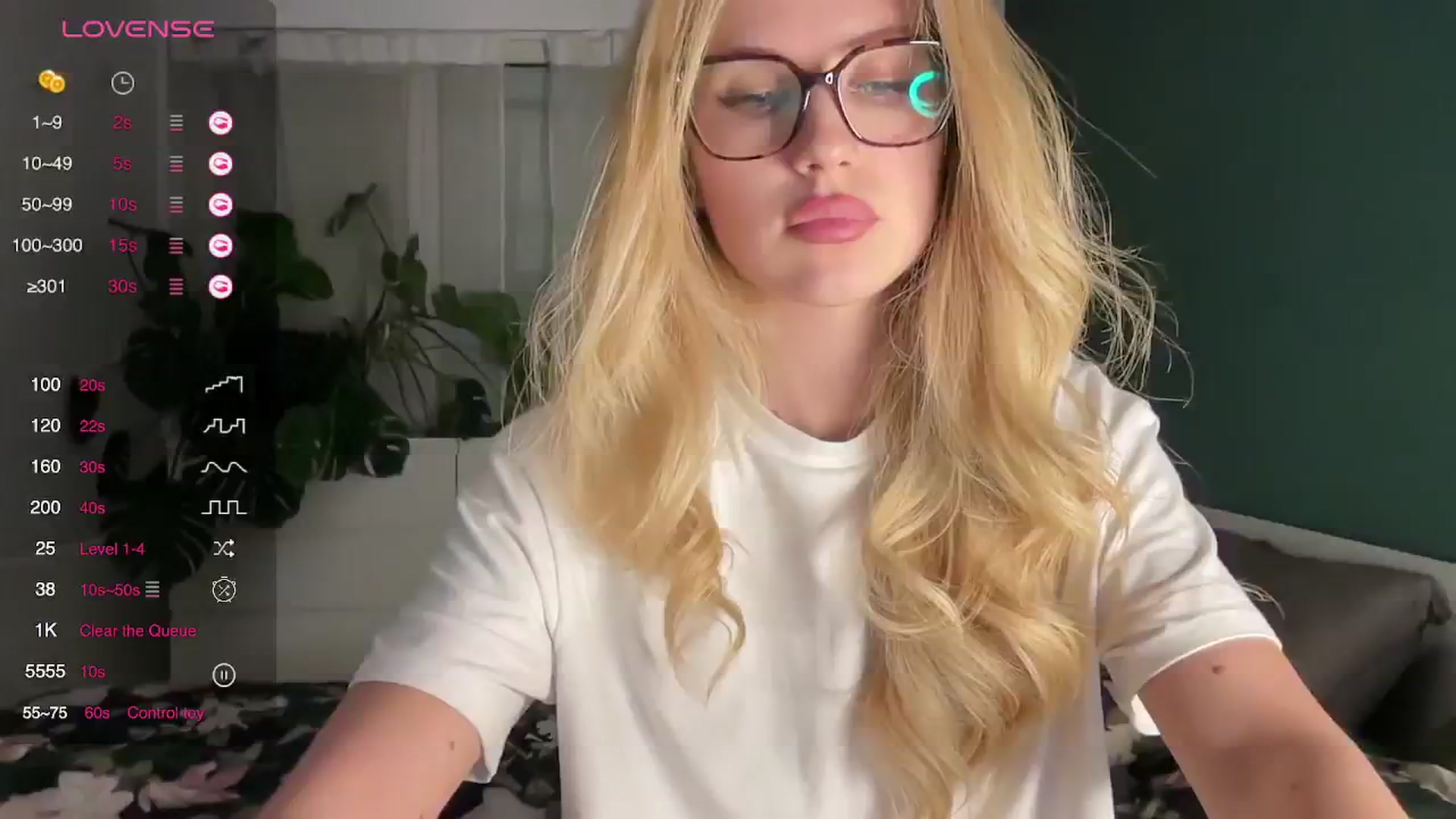 Gallery image thumbnail from ChloeSibelle's myfreecams stream on, 04/23/2024, 24:38 image 11 of 20