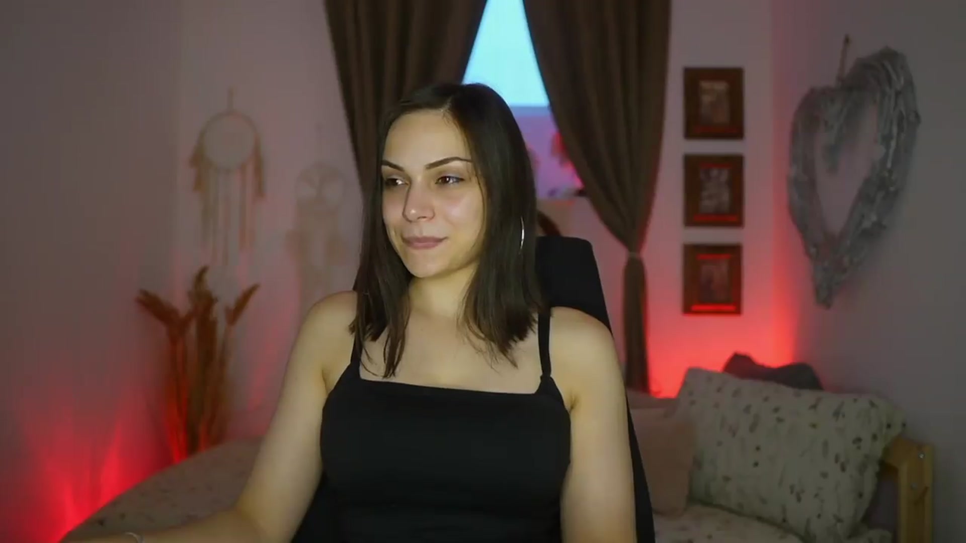 Gallery image thumbnail from Chloe_Cane's myfreecams stream on, 07/21/2026, 18:01 image 14 of 20