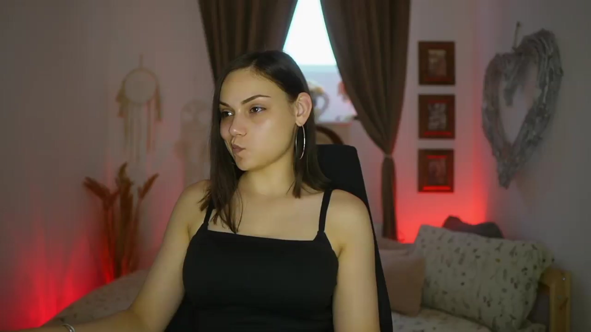 Gallery image thumbnail from Chloe_Cane's myfreecams stream on, 07/21/2026, 18:01 image 1 of 20