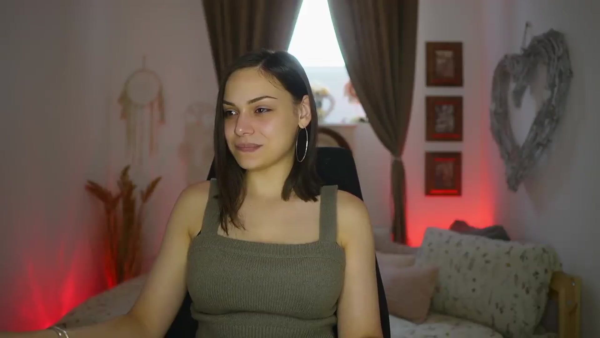 Gallery image thumbnail from Chloe_Cane's myfreecams stream on, 07/22/2026, 15:13 image 11 of 20
