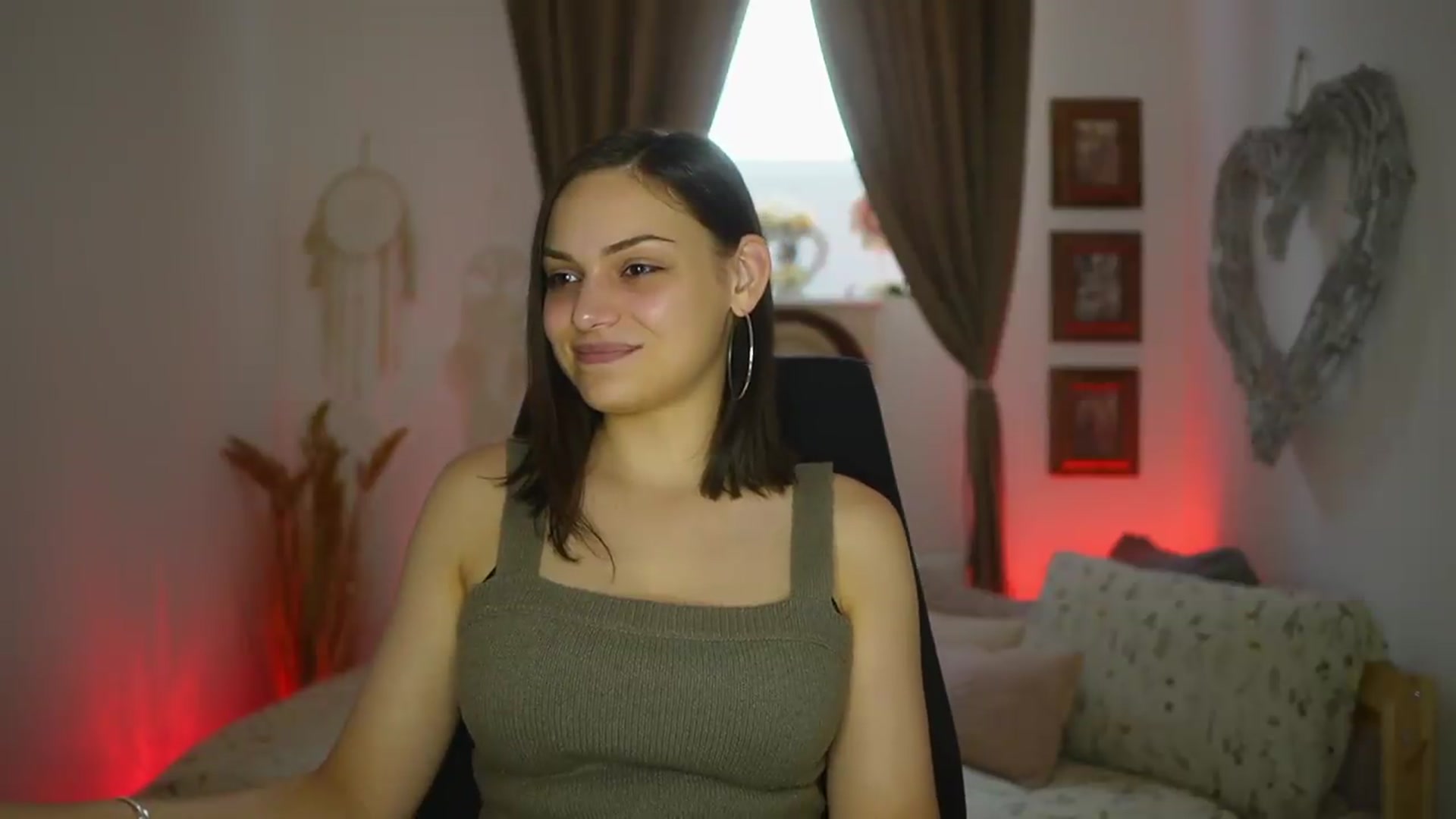 Gallery image thumbnail from Chloe_Cane's myfreecams stream on, 07/22/2026, 15:13 image 16 of 20