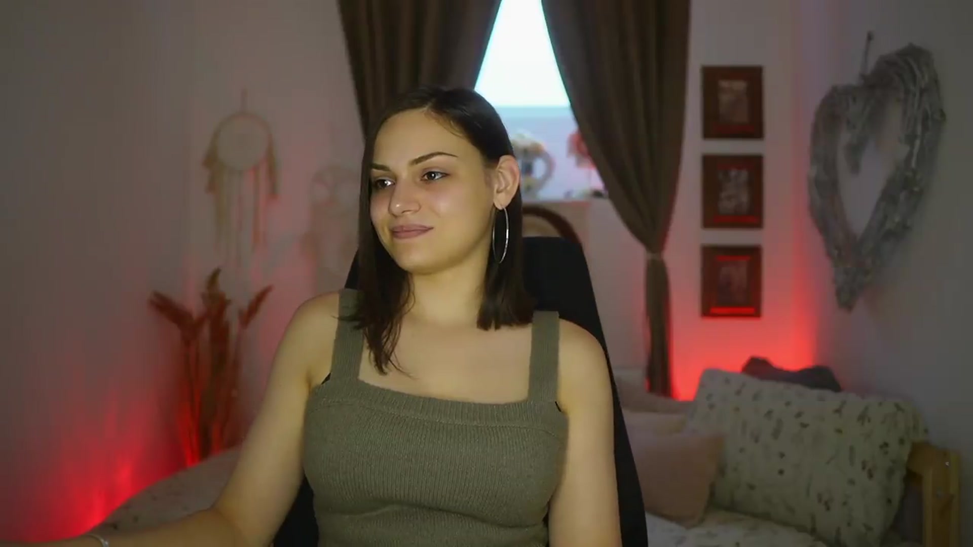 Gallery image thumbnail from Chloe_Cane's myfreecams stream on, 07/22/2026, 15:13 image 17 of 20
