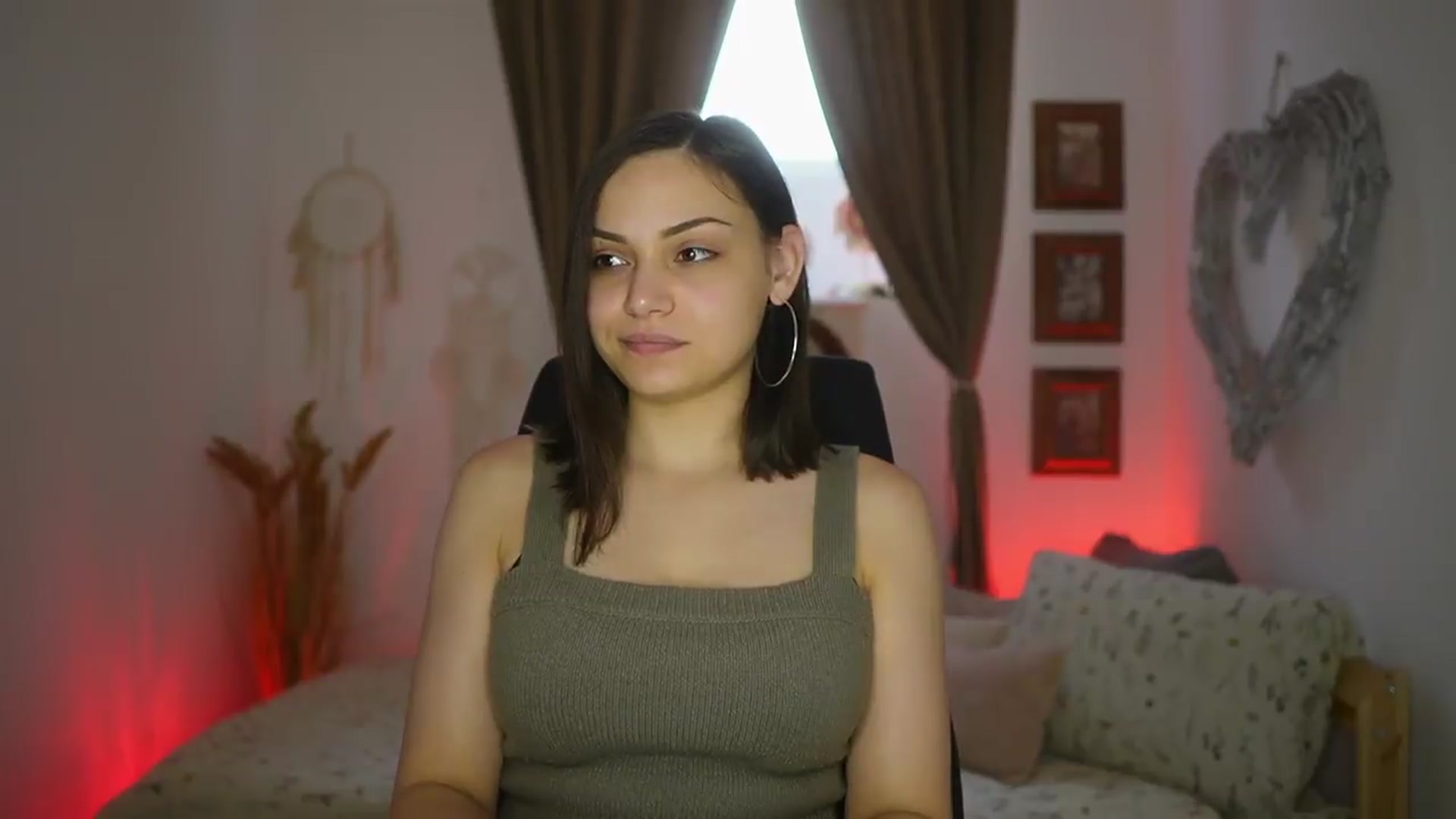 Gallery image thumbnail from Chloe_Cane's myfreecams stream on, 07/22/2026, 15:13 image 12 of 20