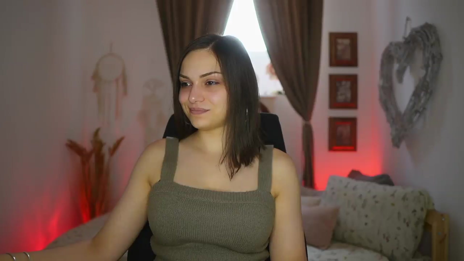 Gallery image thumbnail from Chloe_Cane's myfreecams stream on, 07/22/2026, 15:13 image 3 of 20