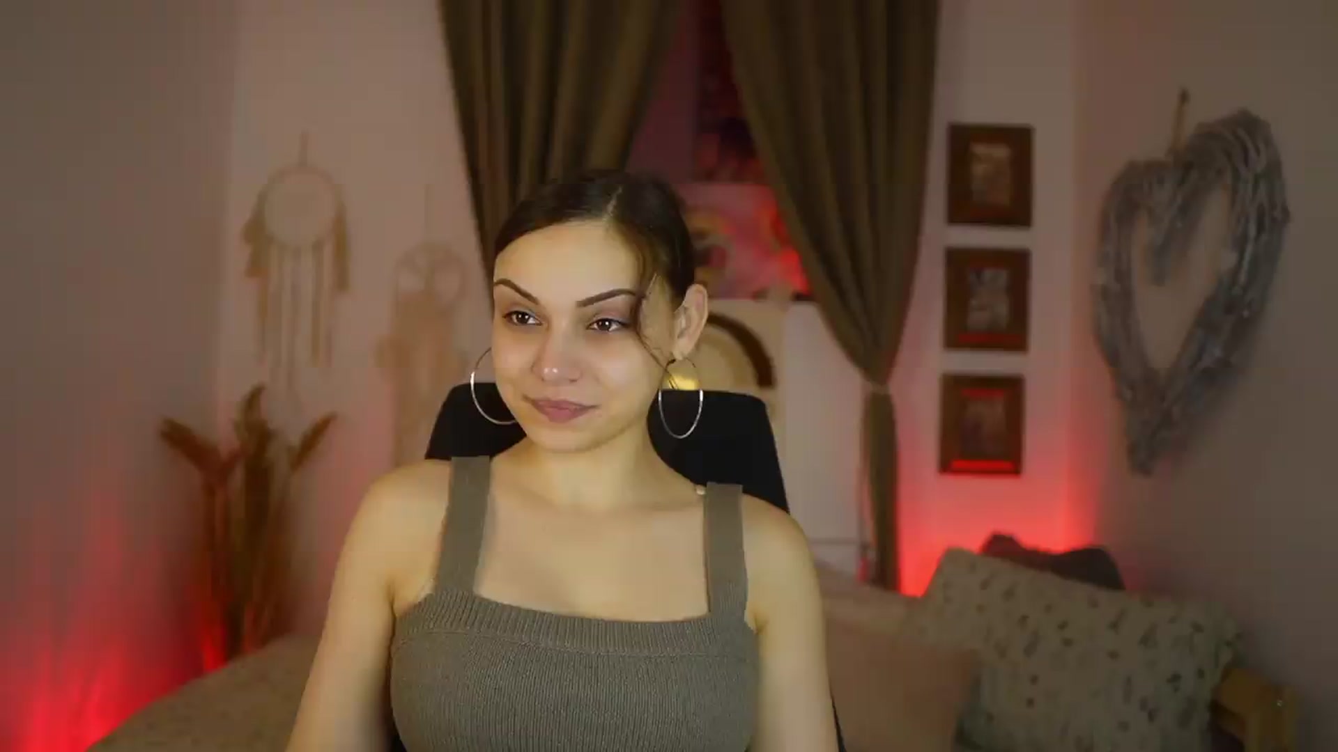Gallery image thumbnail from Chloe_Cane's myfreecams stream on, 08/06/2026, 20:32 image 1 of 20