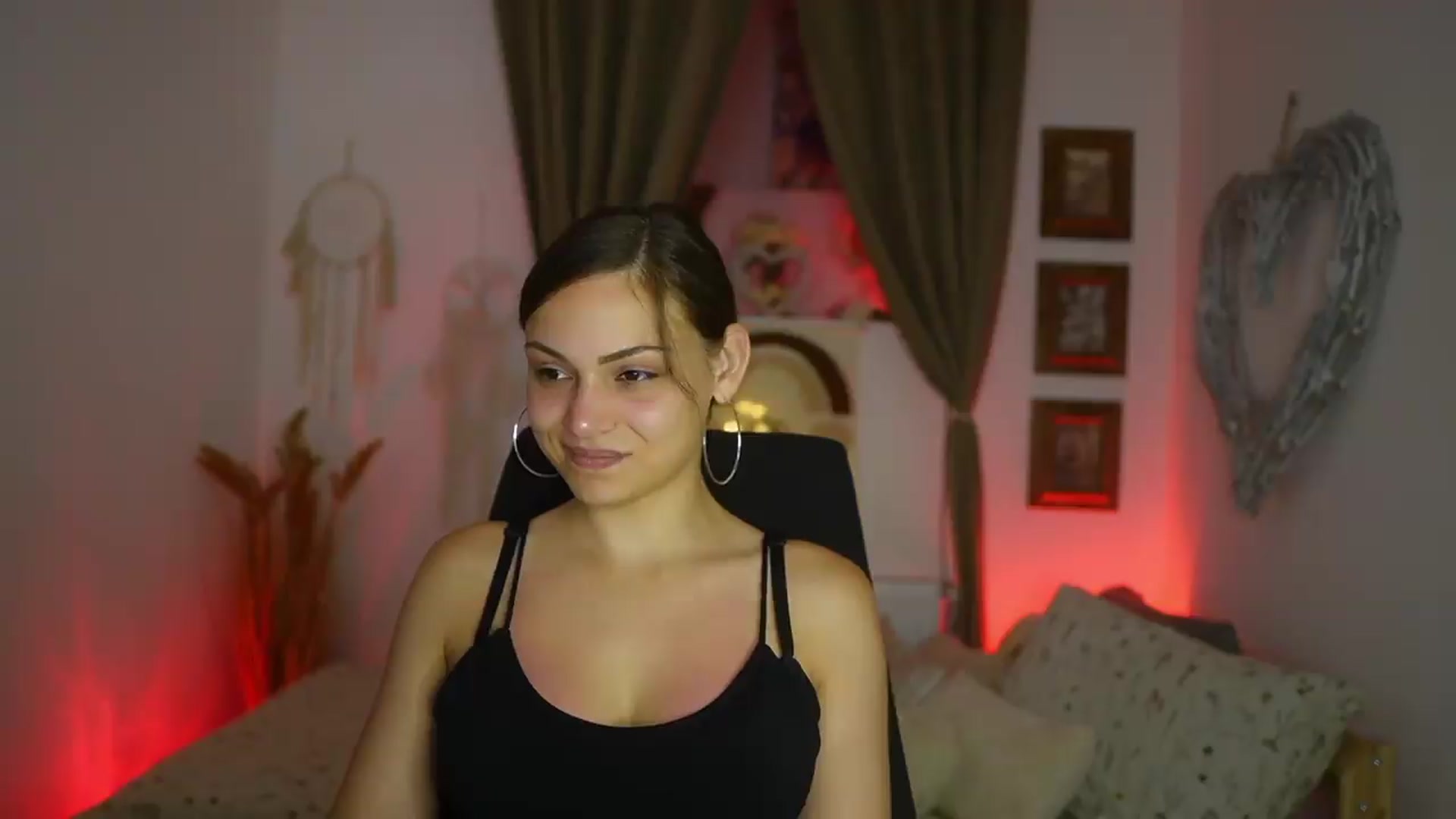 Gallery image thumbnail from Chloe_Cane's myfreecams stream on, 08/10/2026, 19:25 image 18 of 20