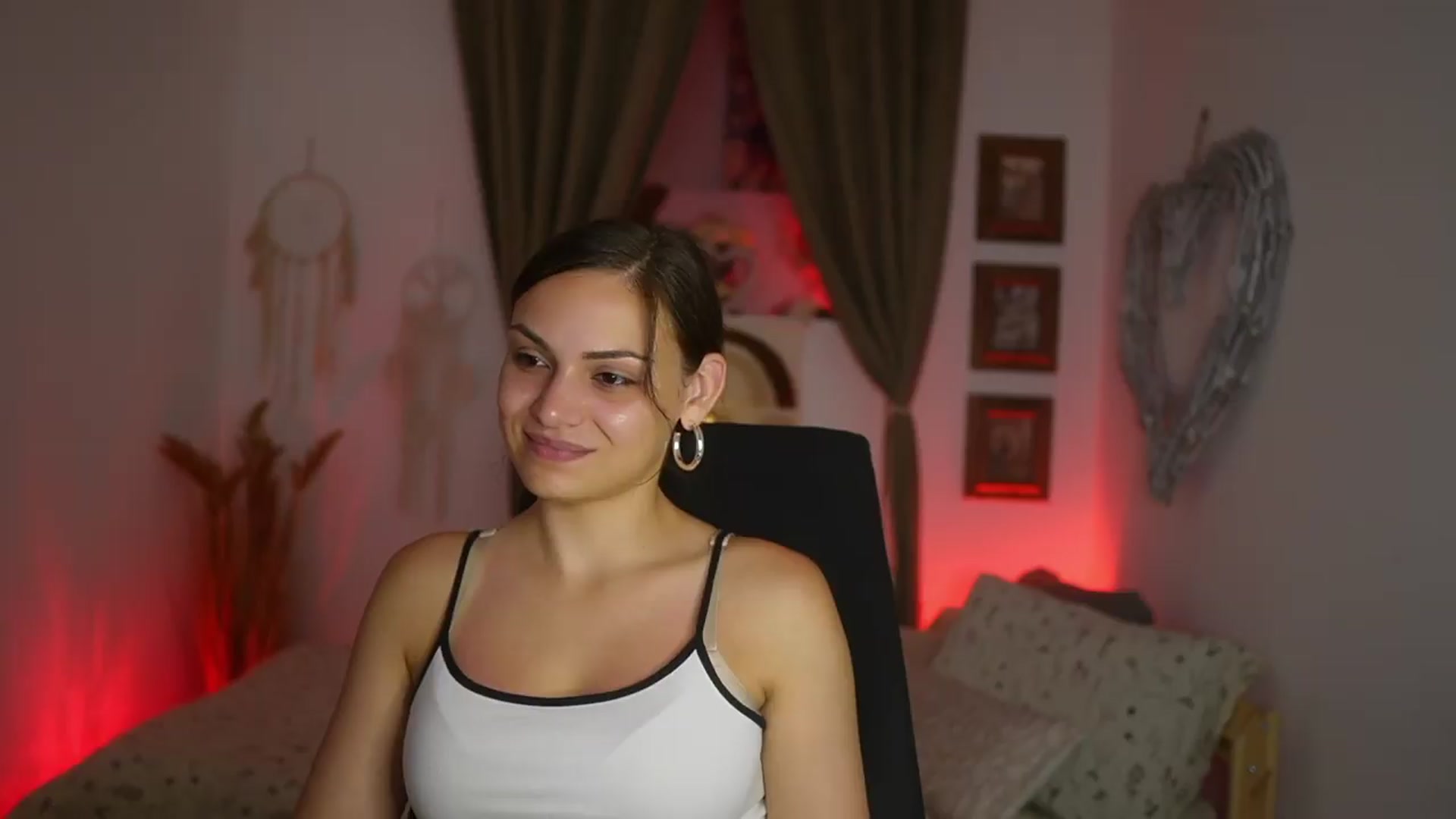 Gallery image thumbnail from Chloe_Cane's myfreecams stream on, 08/11/2026, 22:13 image 7 of 20
