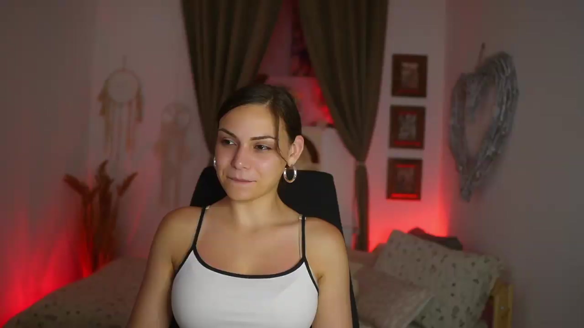 Gallery image thumbnail from Chloe_Cane's myfreecams stream on, 08/11/2026, 22:13 image 11 of 20