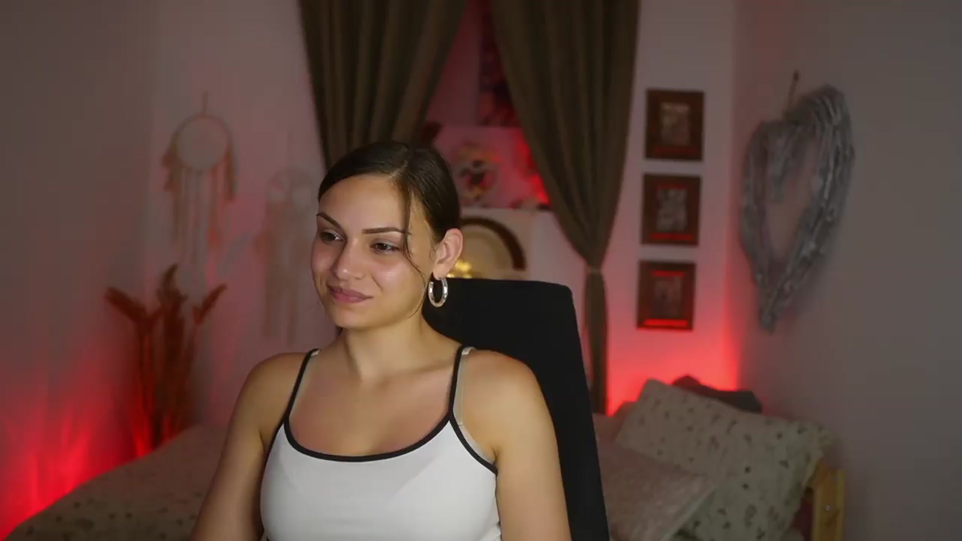 Gallery image thumbnail from Chloe_Cane's myfreecams stream on, 08/11/2026, 22:13 image 5 of 20