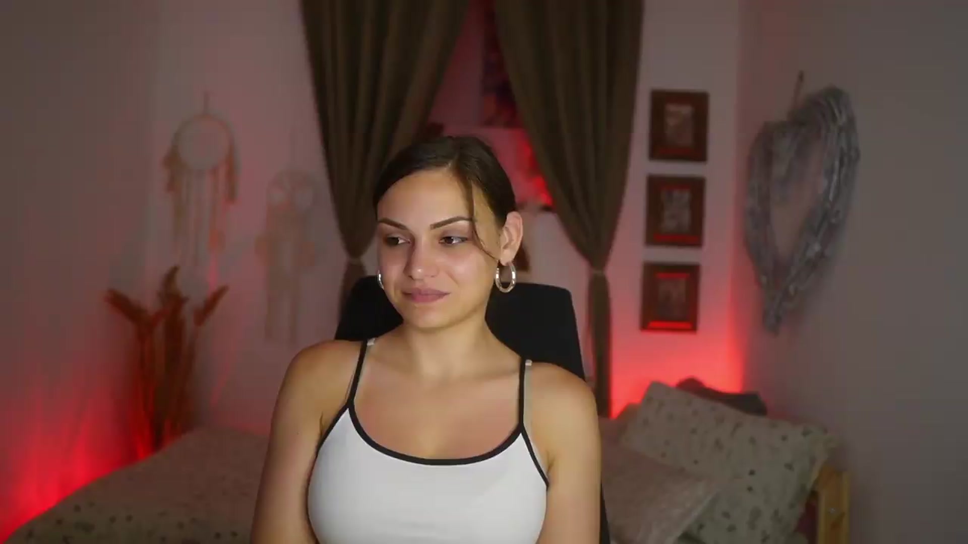 Gallery image thumbnail from Chloe_Cane's myfreecams stream on, 08/11/2026, 22:13 image 4 of 20