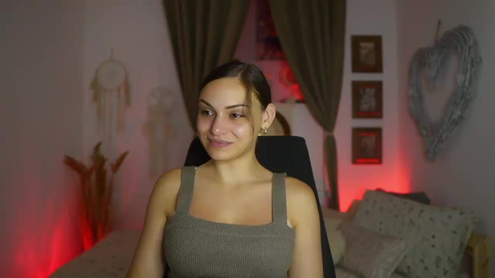 Gallery image thumbnail from Chloe_Cane's myfreecams stream on, 08/13/2026, 19:58 image 2 of 20
