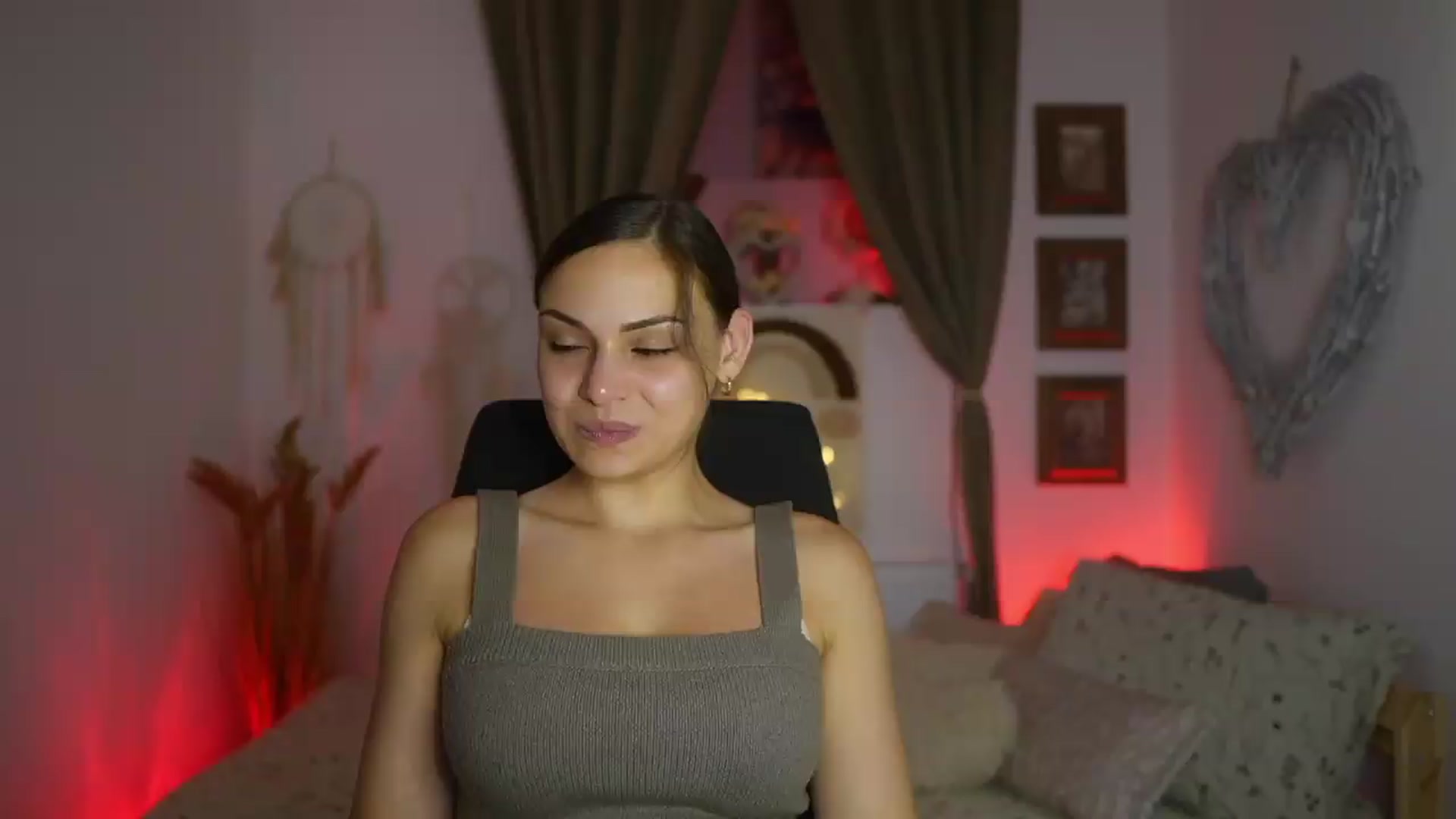 Gallery image thumbnail from Chloe_Cane's myfreecams stream on, 08/13/2026, 19:58 image 15 of 20
