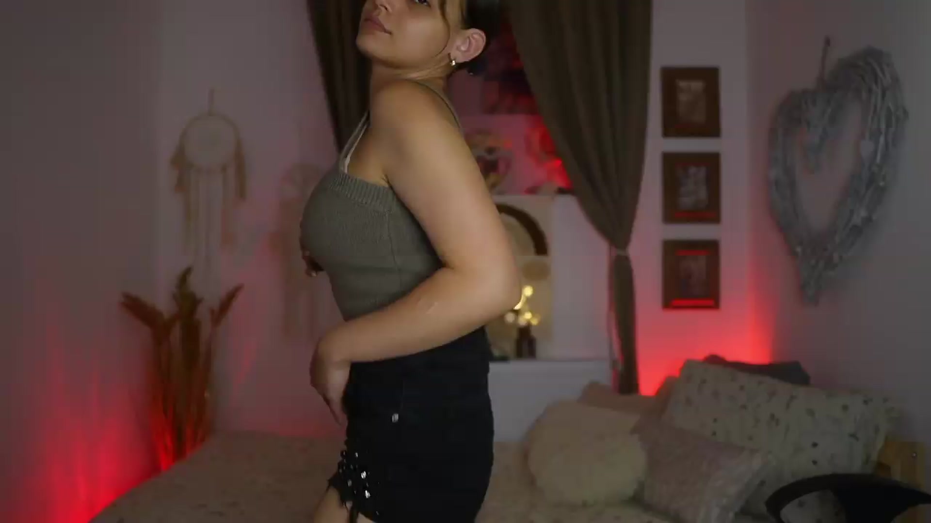 Gallery image thumbnail from Chloe_Cane's myfreecams stream on, 08/13/2026, 21:43 image 1 of 20