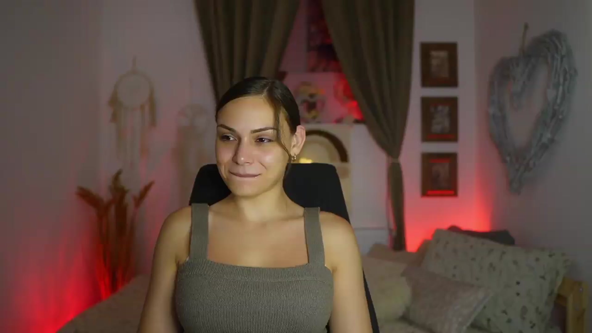 Gallery image thumbnail from Chloe_Cane's myfreecams stream on, 08/13/2026, 21:43 image 6 of 20