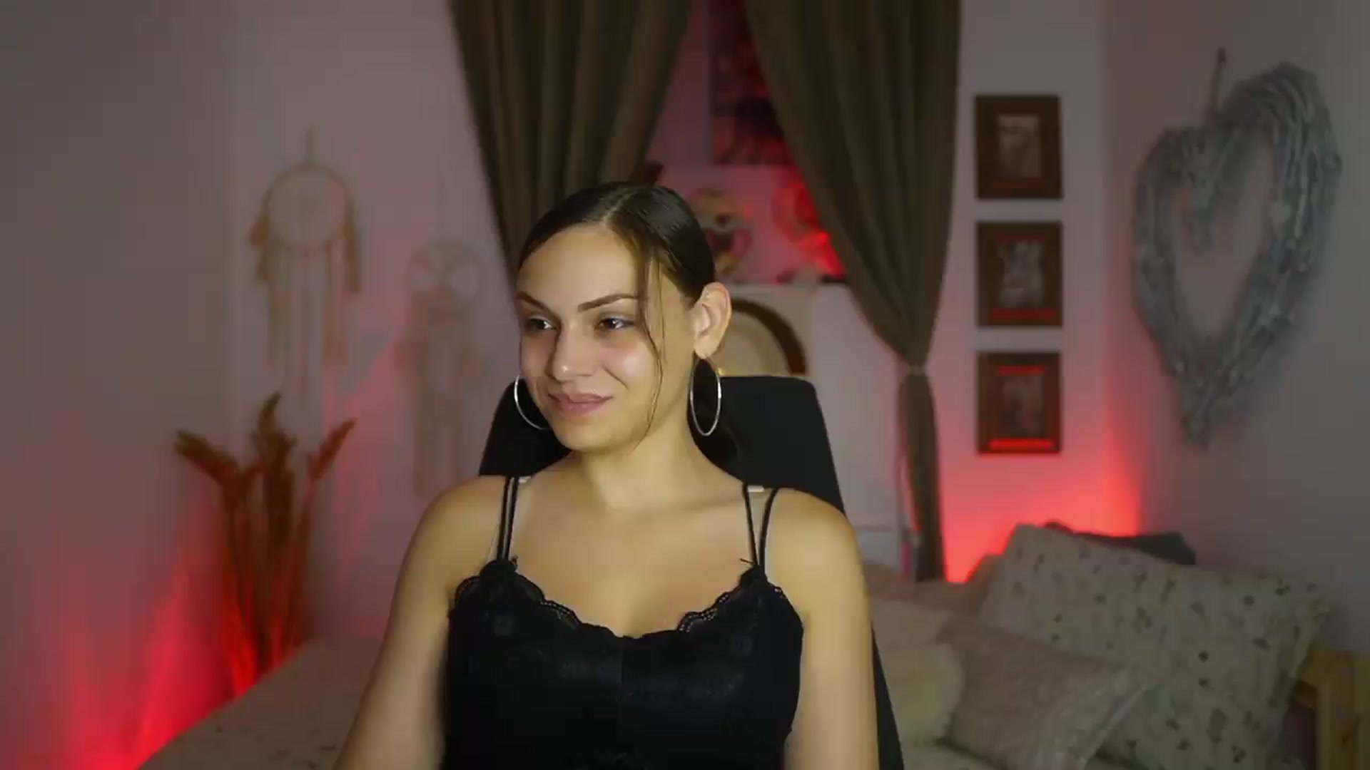 Gallery image thumbnail from Chloe_Cane's myfreecams stream on, 08/14/2026, 20:13 image 4 of 20