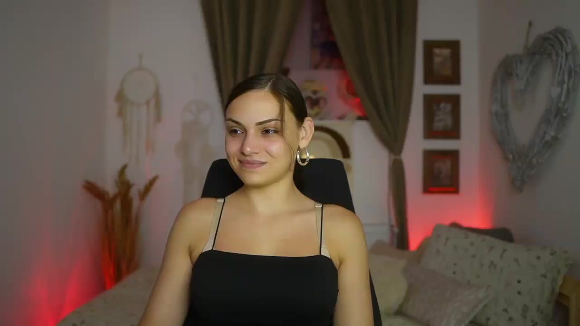 Gallery image thumbnail from Chloe_Cane's myfreecams stream on, 08/15/2026, 19:05 image 16 of 20