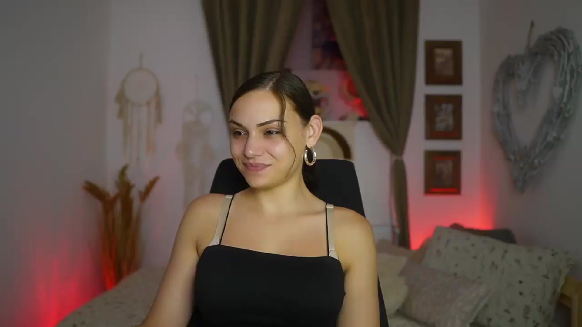 Gallery image thumbnail from Chloe_Cane's myfreecams stream on, 08/15/2026, 20:32 image 16 of 20