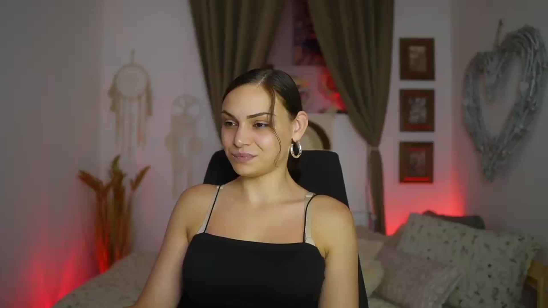 Gallery image thumbnail from Chloe_Cane's myfreecams stream on, 08/15/2026, 20:32 image 4 of 20