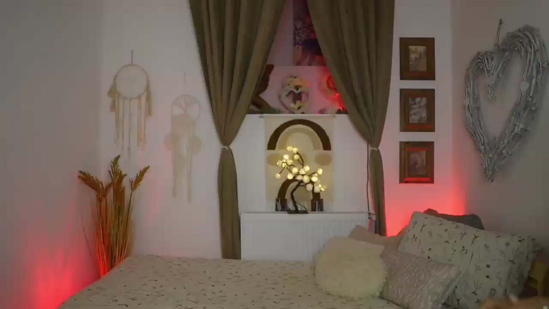 Gallery image thumbnail from Chloe_Cane's myfreecams stream on, 08/16/2026, 18:23 image 7 of 20