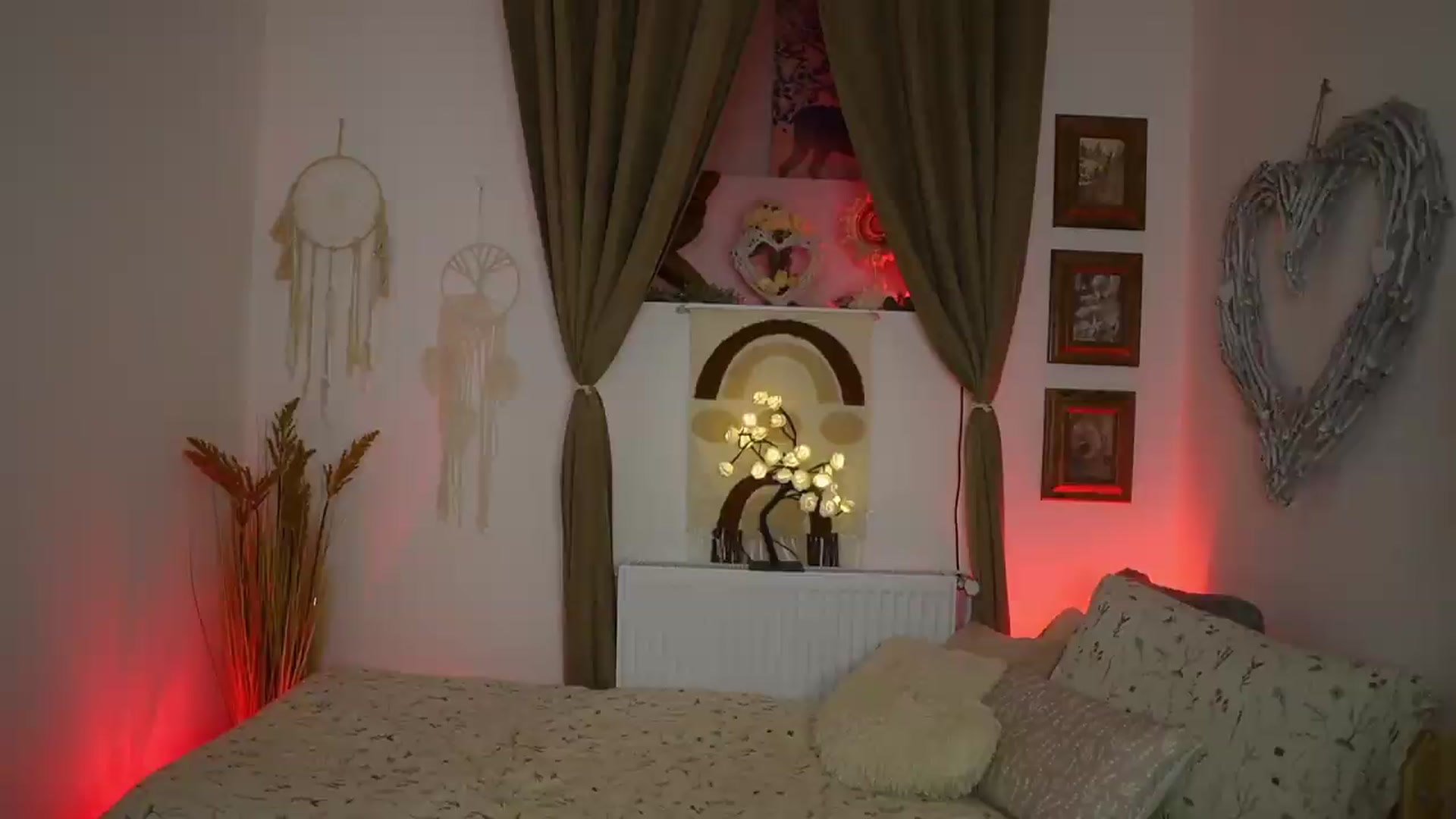 Gallery image thumbnail from Chloe_Cane's myfreecams stream on, 08/19/2026, 22:36 image 2 of 20