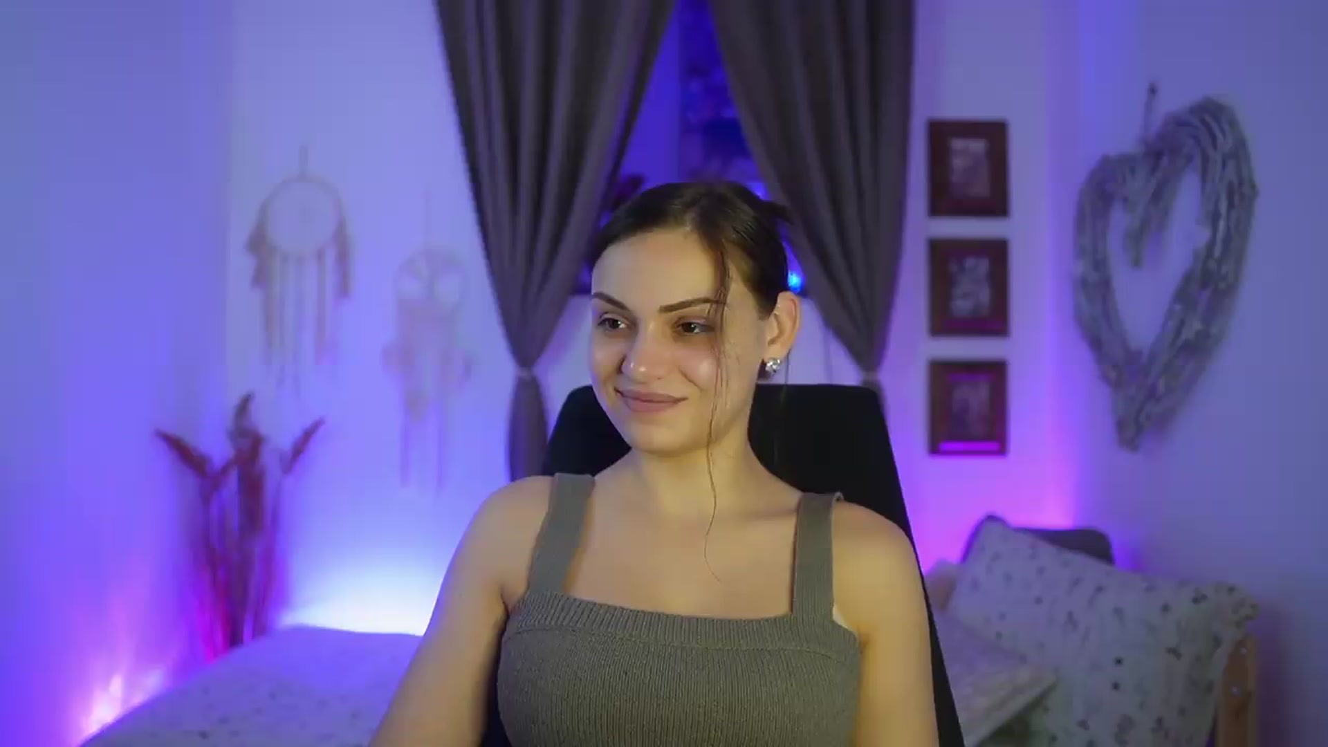 Gallery image thumbnail from Chloe_Cane's myfreecams stream on, 09/11/2026, 21:35 image 16 of 20