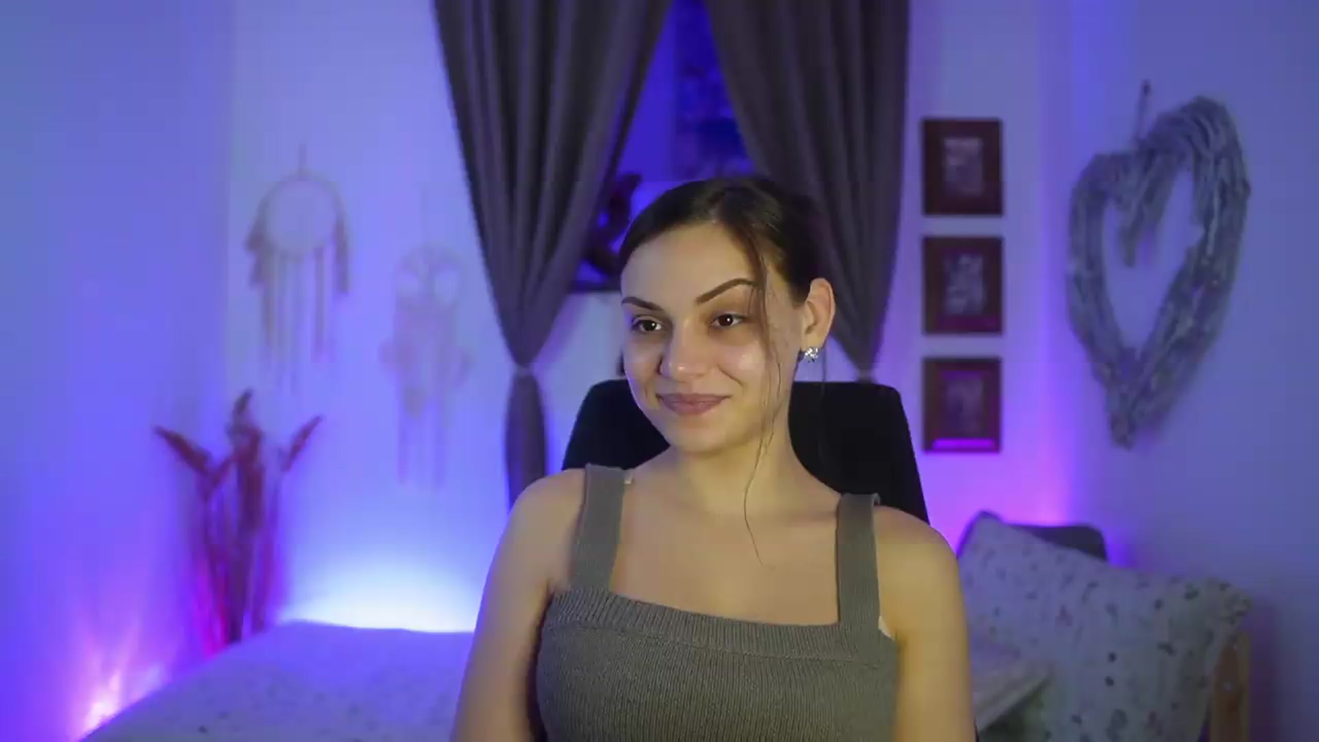Gallery image thumbnail from Chloe_Cane's myfreecams stream on, 09/11/2026, 21:35 image 19 of 20