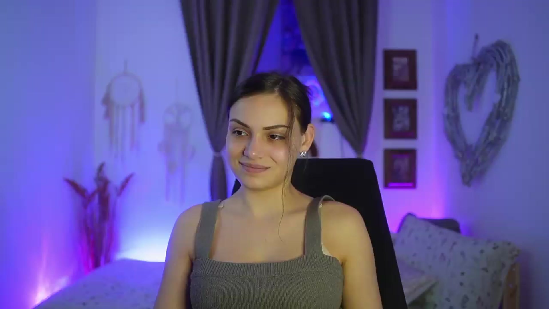 Gallery image thumbnail from Chloe_Cane's myfreecams stream on, 09/11/2026, 21:35 image 10 of 20