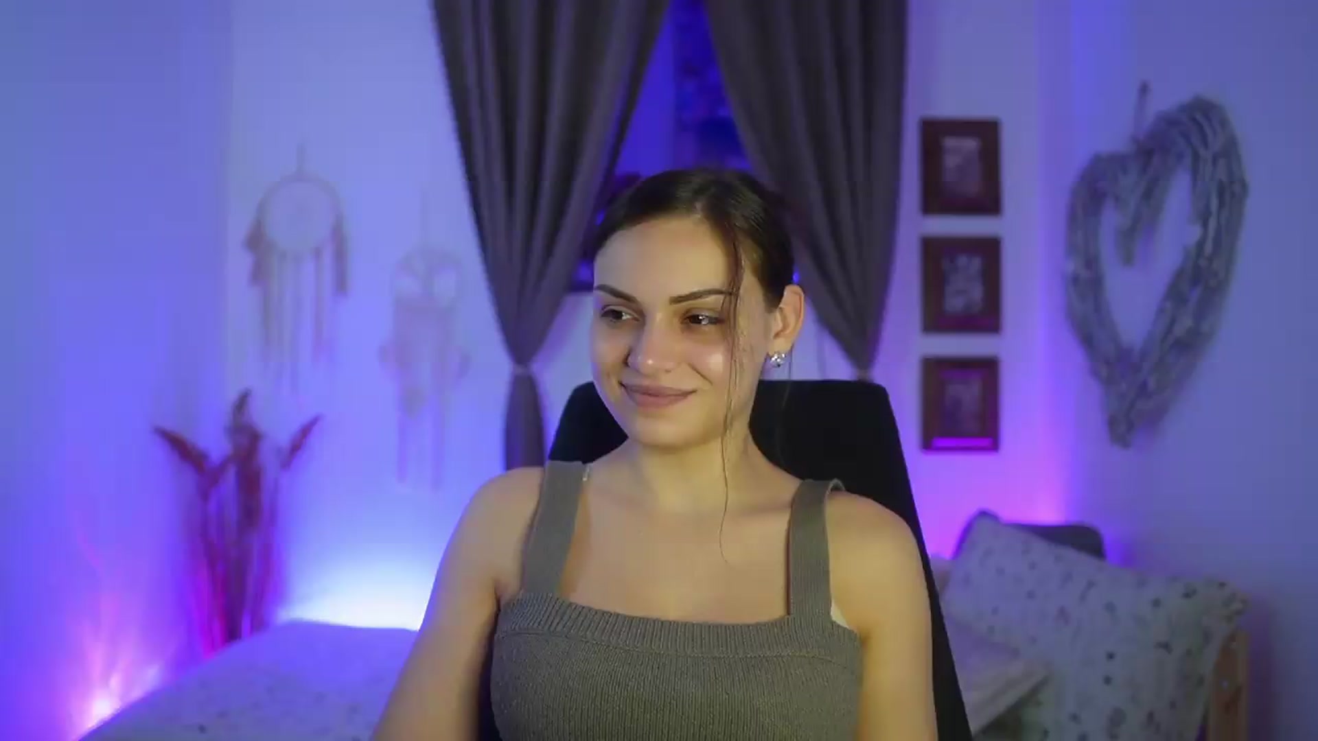 Gallery image thumbnail from Chloe_Cane's myfreecams stream on, 09/11/2026, 21:35 image 9 of 20