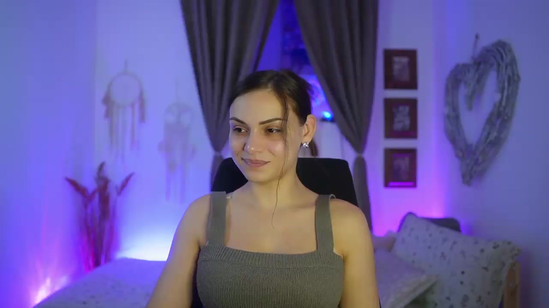 Gallery image thumbnail from Chloe_Cane's myfreecams stream on, 09/11/2026, 21:35 image 3 of 20