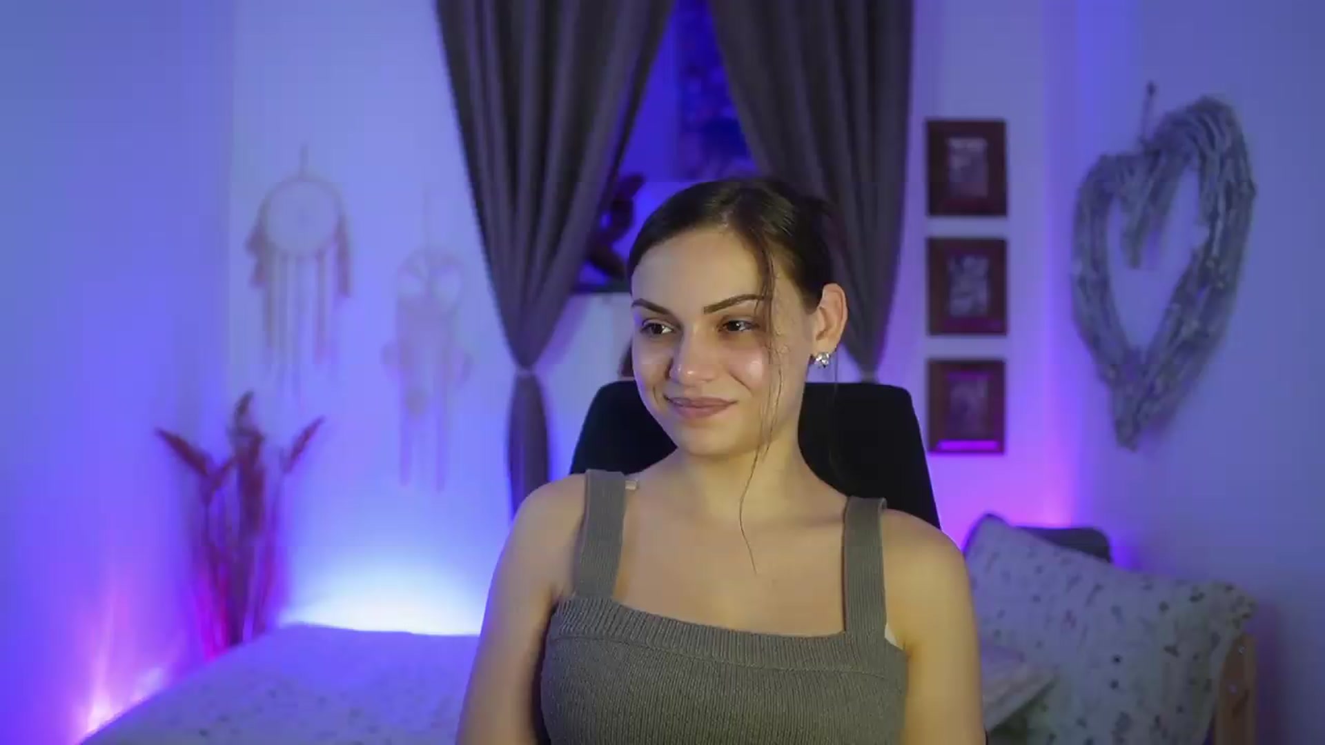 Gallery image thumbnail from Chloe_Cane's myfreecams stream on, 09/11/2026, 21:35 image 20 of 20