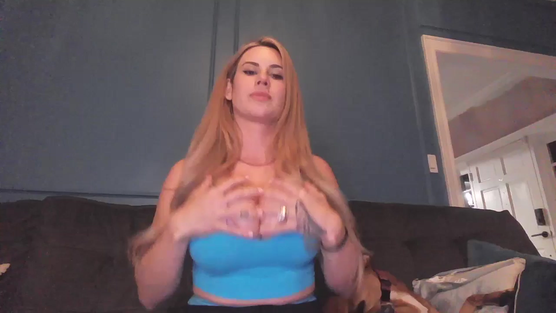 Gallery image thumbnail from Chloe_Lamb's myfreecams stream on, 03/21/2025, 01:45 image 3 of 20